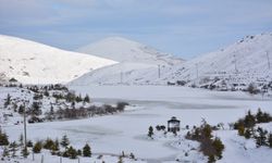 Tokat'ta Üçoluk Göleti'nin yüzeyi buz tuttu