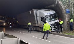 Trabzon'da tünel duvarına çarpan tırın sürücüsü yaralandı