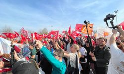 AK Parti Düzce İl Başkanlığı, "gerçek belediyecilik" yürüyüşü düzenledi
