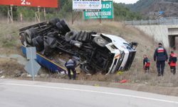 Amasya'da devrilen yakıt tankerinin sürücüsü yaralandı