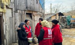 Köylü kadınların iş yükünü 8 Mart dolayısıyla Kızılay gönüllüleri aldı