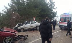 Sinop'ta "dur" ihtarına uymayan otomobilin çarptığı iki araçtaki 1'i polis, 3 kişi yaralandı