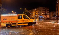 Amasya'da sağanak su baskınlarına neden oldu