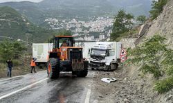 Kayan tırın kapattığı Artvin-Ardahan kara yolu ulaşıma açıldı