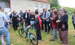 Mecitözü Kaymakamı Köse'den down sendromlu Kara'ya bisiklet hediyesi