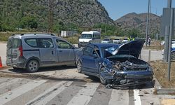 Amasya'da iki otomobil çarpıştı, 3 kişi yaralandı