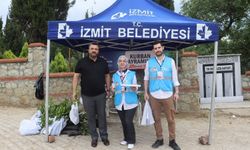 İzmit Belediyesinden mezarlık ziyaretinde bulunan vatandaşlara defne fidesi 