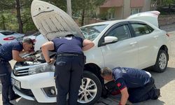 Karabük'te otomobilin motor kısmına sıkışan kedi yavrusu kurtarıldı