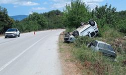 Sinop'ta hafif ticari araçla otomobilin çarpıştığı kazada 3 kişi yaralandı