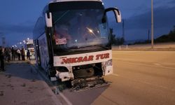 Amasya'da yolcu otobüsü ile çarpışan hafif ticari araçtaki 3 kişi yaralandı