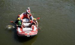 Düzce'de maceraseverler sıcakta rafting yaparak serinliyor