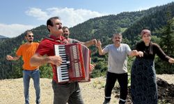 "Akordiyoncu Mehmet" 44 yıldır düğün, festival ve şenliklerin vazgeçilmezi