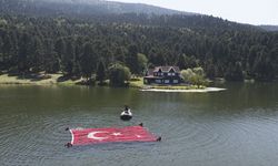 Bolu'da JAK timi Zafer Bayramı'nı göl yüzeyinde açılan Türk bayrağıyla kutladı