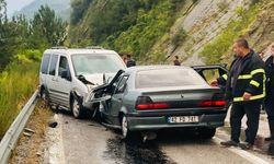 Kastamonu'da otomobil ile hafif ticari aracın çarpışması sonucu 7 kişi yaralandı