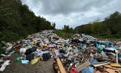 Bartın'da vahşi depolama alanının dolması nedeniyle çöplerin yola dökülmesine inceleme