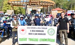 Düzce'de güvenli sürüşe dikkati çeken motosikletliler konvoy oluşturup Korugöl'ü gezdi