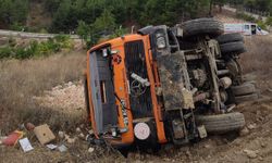 Amasya'da freni boşalınca şarampole devrilen kamyondaki sürücü yaralandı