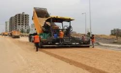 Şanlıurfa Mehmetçik Mahallesinde yeni açılan yolda asfalt hazırlığı yapılıyor