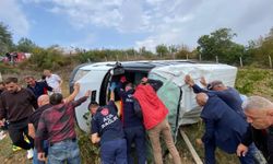 Tokat'ta tarlaya devrilen minibüsteki 3 kişi yaralandı