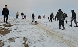 Çorum’da çocuklar tepsi ve plastik bidonlarla kayarak eğlendi