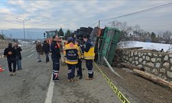 TOMRUK YÜKLÜ KAMYON DEVRİLDİ, 2 KİŞİ HAYATINI KAYBETTİ