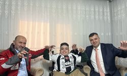 Bolu'da evde eğitim gören engelli öğrencilere imzalı Beşiktaş forması sürprizi