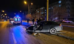 Çorum'da aydınlatma direği ve trafik levhalarına çarpan otomobilin sürücüsü yaralandı