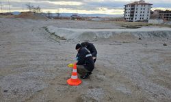 Çorum'da polisten kaçarken üzerindeki uyuşturucuyu dökmeye çalışan kişi yakalandı