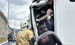 Anadolu Otoyolu'nun Düzce kesiminde kaza yapan kamyonun sürücüsü yaralandı