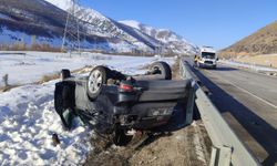 Bayburt'ta devrilen otomobildeki 3 kişi yaralandı