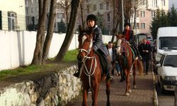 Karabük'te 2 kardeş karne almaya at üstünde gitti