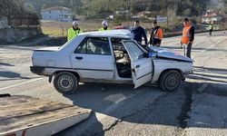 Karabük'te hafif ticari araçla çarpışan otomobilin sürücüsü yaralandı