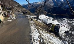 Trabzon'da belediye otobüsü şarampole devrildi