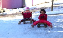 Amasya'da çocuklar kar yağışının ardından kızak keyfi yaşadı