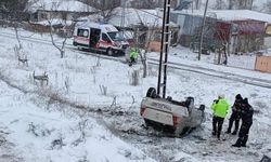 Amasya'da devrilen otomobildeki 3 kişi yaralandı