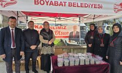 Boyabat Belediyesi Berat Kandili dolayısıyla vatandaşlara helva dağıttı