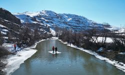 "Buzdan sal" ile karşı kıyıya geçip nehirde Eskimo usulü balık avlıyorlar