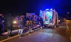 Çorum'da trafik lambalarına çarpan otomobildeki 2 kişi yaralandı