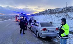 Çorum'da yol kenarındaki bariyere çarpan otomobilin sürücüsü yaralandı