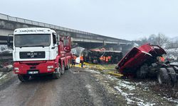 GÜNCELLEME - Düzce'de kar küreme aracı ile tırın köprüden devrildiği kazada sürücüler öldü