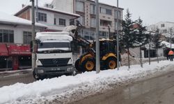 Hanönü Belediyesi ilçede biriken karları temizliyor