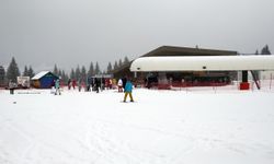 Ilgaz Dağı'nda kar yağışı ve sis etkili oluyor