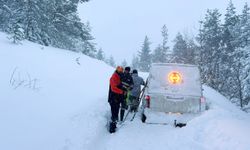 Kastamonu'da kar nedeniyle mahsur kalan elektrik arıza ekibini AFAD kurtardı