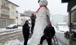 Samsun'da esnaftan 3 metrelik kardan adam