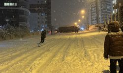 Samsun'da gençler, karla kaplı sokakta snowboard yaptı