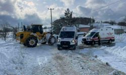 Samsun'da kar nedeniyle mahsur kalan 98 hasta, belediye ekiplerinin yardımıyla hastaneye ulaştırıldı