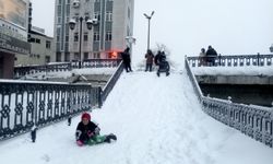 Samsun'da vatandaşlar merdivenleri kayak pistine çevirdi