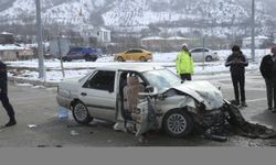 Tokat'ta tır ile çarpışan otomobilin sürücüsü öldü, 2 kişi yaralandı