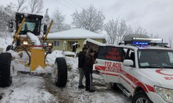 Tokat'ta yolu kardan kapanan köydeki hasta, ekiplerin çalışmasıyla hastaneye ulaştırıldı