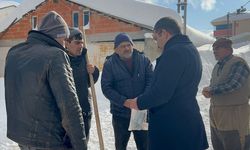 Yolu kardan kapandığı için merkeze gidemeyen hastanın ilaçlarını kaymakam ulaştırdı